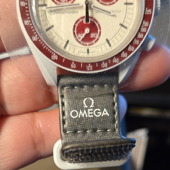 Omega Speedmaster with Red and Gray Accents - Picture 9 of 16